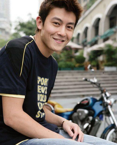 姓名:陈冠希 国籍:中国 出生地: 身高:178cm 体重:59kg 生日:1980-10