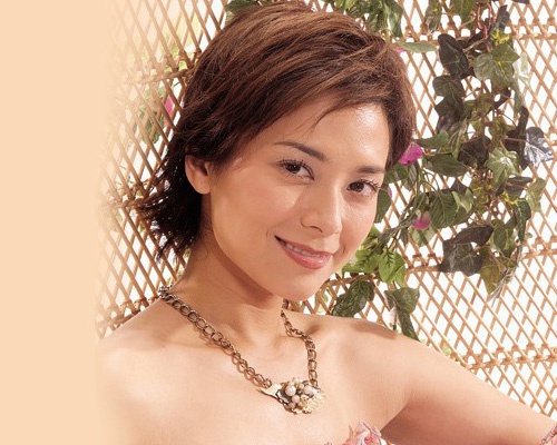 郭羡妮代言“雅莱姿”护肤品