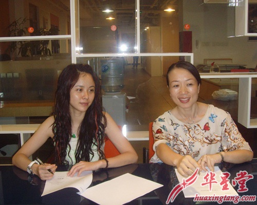 杨若兮VS护肤品签约现场