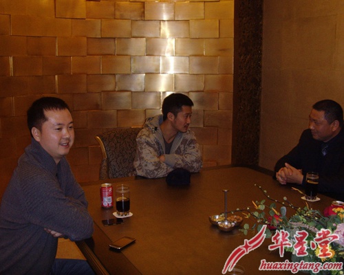 吴京VS蓄电池签约现场