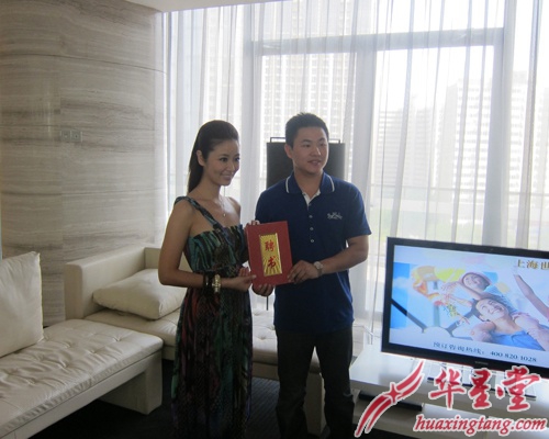 林心如VS江苏众飞镜片签约现场